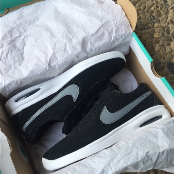 Nike - Picture 2 of 5